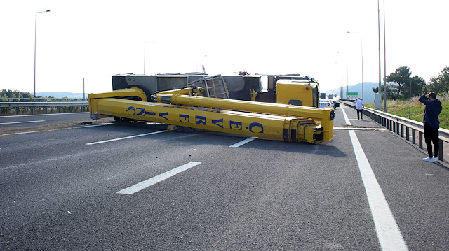 Kuzey Marmara Otoyolu'nda vinç devrildi.