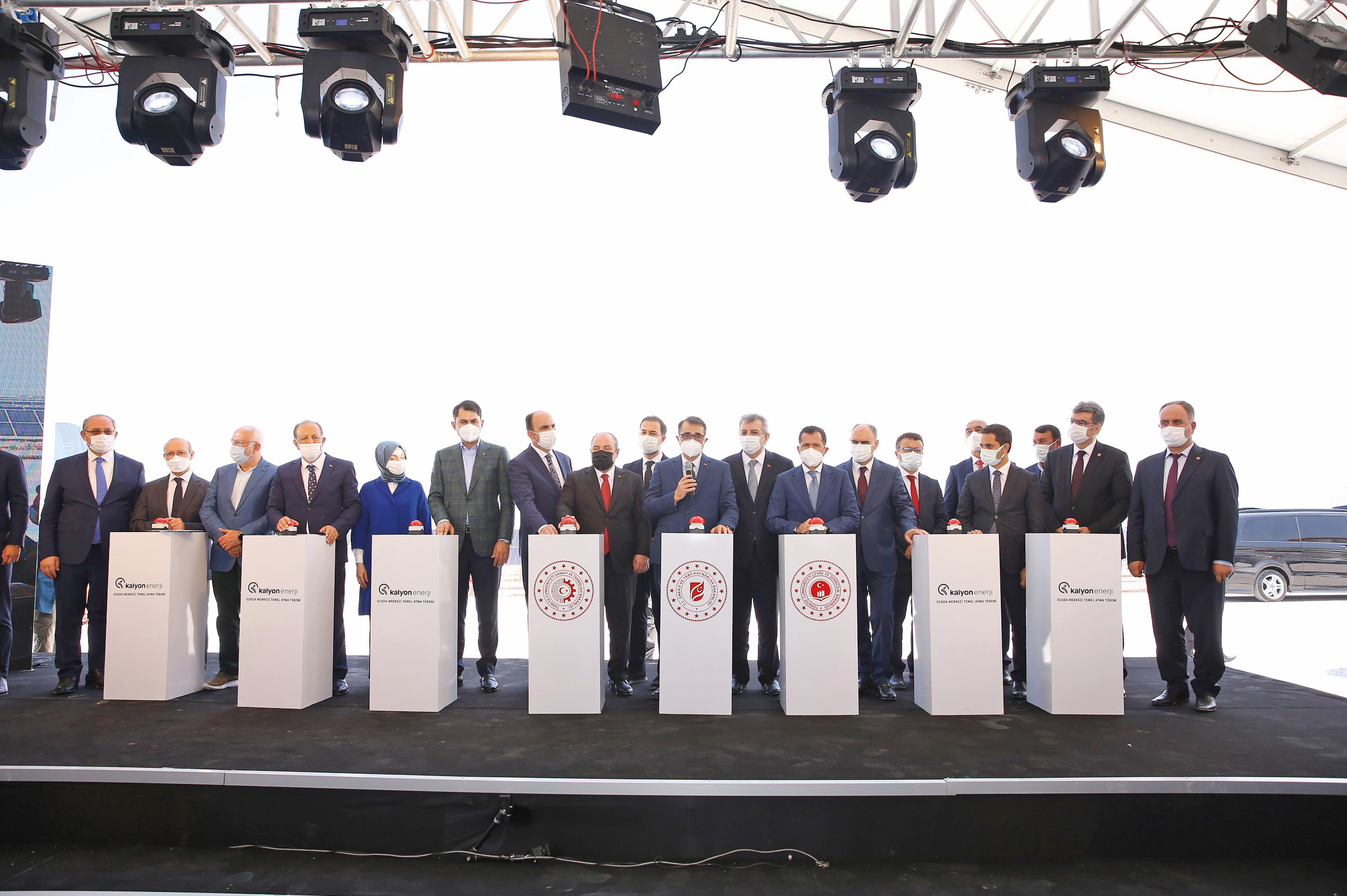 Karapınar Güneş Enerjisi Santrali Yönetim ve Veri Merkezi SCADA Binası’nın temel atma törenine Enerji ve Tabii Kaynaklar Bakanı Fatih Dönmez, Çevre ve Şehircilik Bakanı Murat Kurum, Sanayi ve Teknoloji Bakanı Mustafa Varank ile Kalyon Holding Yönetim Kurulu Başkanı Cemal Kalyoncu ile diğer davetliler katıldı. SCADA Merkezi’nde konferans salonları, atölyeler ve sergi alanları da olacak.
