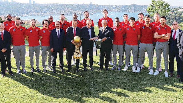 Erdoğan, şampiyon olan Anadolu Efes Spor Kulübünün Başkanı Tuncay Özilhan, Başantrenörü Ergin Ataman ve sporcuları kabul etti.
