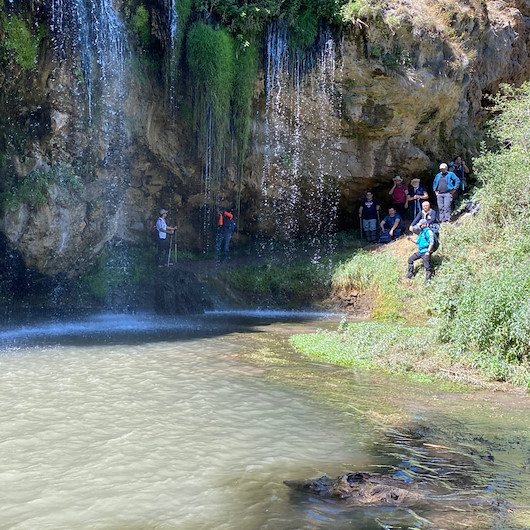 Sivas'ta bir grup doğa tutkunu Değirmenaltı Şelalesi ve çevresindeki tarihi kaya yerleşkelerini gezdi