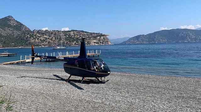Sahildekiler şaşkınlıkla izledi: Marmaris'te plaja helikopter indi