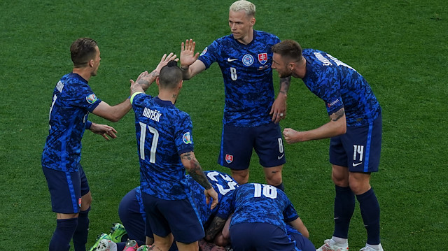 Slovakyalı futbolcuların Polonya maçında attıkları golden sonra yaşadıkları sevinç.