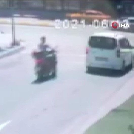 Kırmızı ışık ihlali yapan motosikletliye seyir halindeki otomobilin çarptığı an kamerada