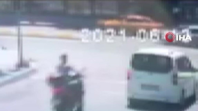 Kırmızı ışık ihlali yapan motosikletliye seyir halindeki otomobilin çarptığı an kamerada