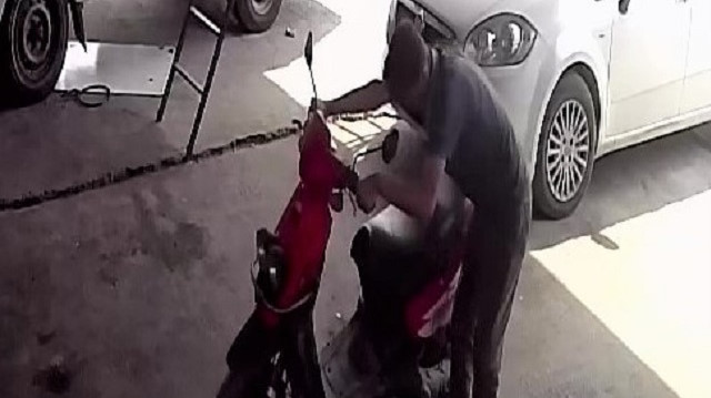 Gaz teli takılı kalan motosiklet sürücüsünü sürükledi