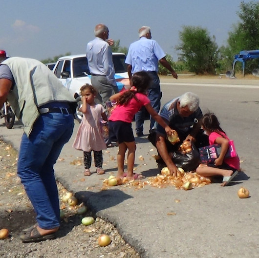 Para etmiyor diye Akşenerin önüne döktüğü soğanları gidince geri topladı