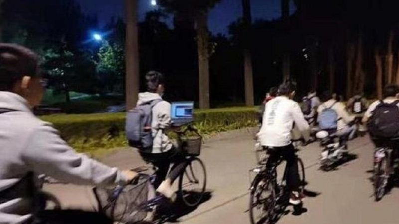 Bu paylaşımda bir gencin bisiklet üzerinde iken dizüstü bilgisayarından çalışmaya devam ettiği görülüyor.