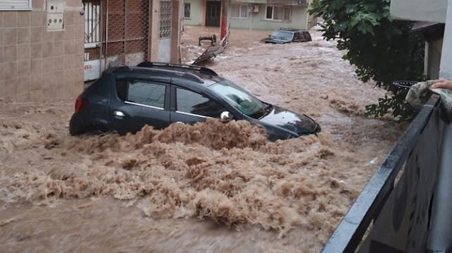 10 dakikalık yağmurda sel meydana geldi.