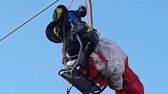 Fethiye'de telesiyej hattına dolanan paraşüt pilotu ve yolcusu kurtarıldı.
