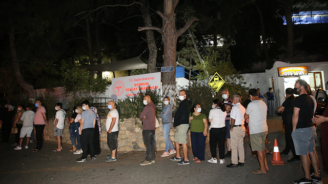 Aşılama programına 40 yaş ve üzeri vatandaşlarla farklı meslek grupları dahil olunca, sırası gelenler Bodrum Devlet Hastanesinde yoğunluğa neden oldu.