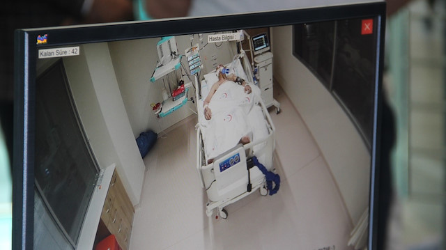 Yoğun bakımda yatan hastalar kamera sayesinde yakınlarına gösteriliyor.
