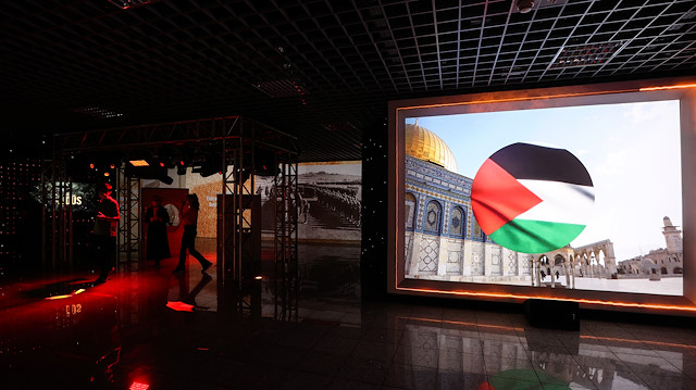 
Kudüs fotoğrafları, sergi duvarlarına video-mapping teknolojisiyle yansıtılıyor. 
