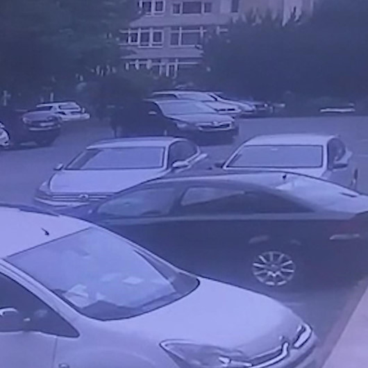 Site otoparkında geri viteste hızla giden araçla binaya çarptı