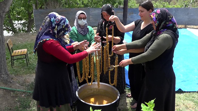 Artvinli kadınlar, 2 gün boyunca bahçede kuruttukları pestil ve kömeyi sonrasında topluyor