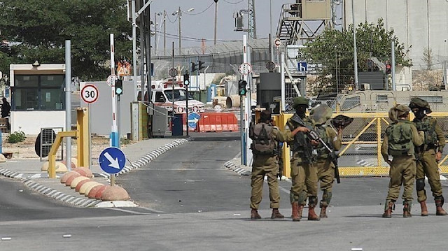 الجيش الإسرائيلي يغلق بلدة فلسطينية شمالي الضفة