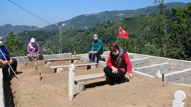 Beş buçuk ayda 8 ferdini yitiren aile, yaşadıkları korku nedeniyle 10 yeni mezar yeri daha hazırladı.