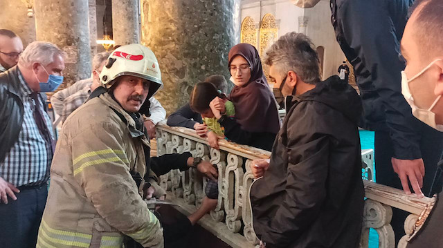 Ayasofya Camii'ne gelen itfaiye ekipleri, küçük kızı kurtardı.