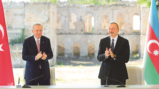 Erdoğan ve Aliyev, basın toplantısını, Ermenistan işgalinde harap edilen Karabağ Hanlık Sarayı önünde yaptı.