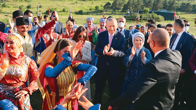 Cumhurbaşkanı Erdoğan ve Aliyev ile eşleri, Cıdır Ovası’nda Karabağ atlarının gösterisini izleyip zaferi kutladı. Cıdır Ovası, Paşinyan’ın geçen yıl kutlama yaptığı yerdi.