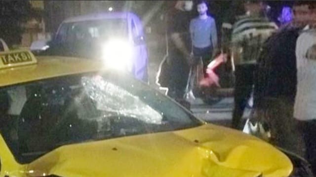 Bayrampaşa’da ticari taksi ile iki motosiklet kafa kafaya çarpıştı. 