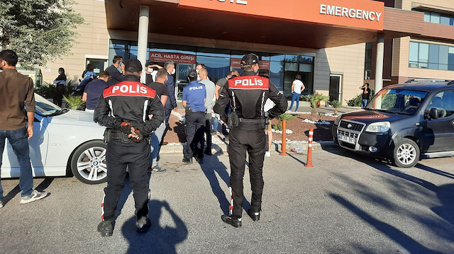 Polislere ateş açan üç kişi yakalandı. 