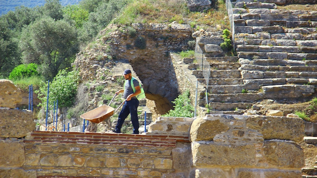 12 bin kişilik antik tiyatro ve çevresinde kazı restorasyon çalışmaları 12 bin kişilik antik tiyatro ve çevresinde kazı restorasyon çalışmaları devam ediyor.