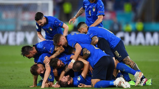 İtalyalı futbolcuların gol sevinci.