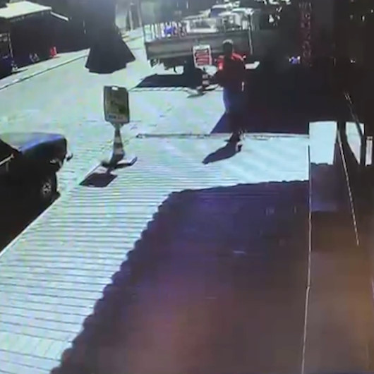 Tartıştığı kardeşinin dükkanına kamyonetiyle girdi