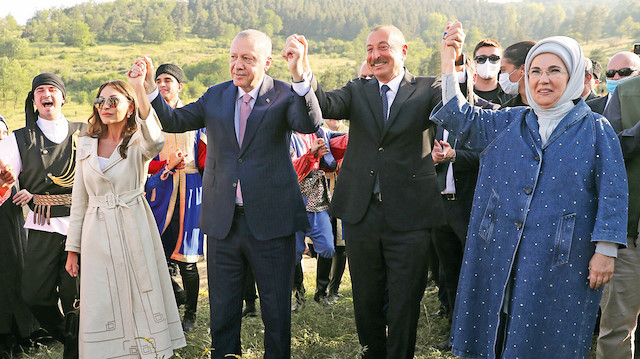 Cumhurbaşkanı Erdoğan ve eşi Emine Erdoğan ile Azerbaycan Cumhurbaşkanı Aliyev ve eşi Mihriban Aliyeva, Azerbaycan’ın Şuşa şehrinde düzenlenen “Cıdır Düzü Şenlikleri”ne katıldı. 