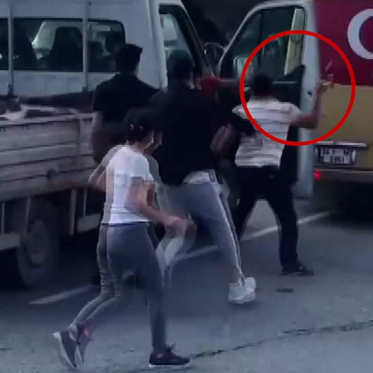 Esenyurtta önce baltalı sonra sopalı kavga cep telefonu kamerasına yansıdı