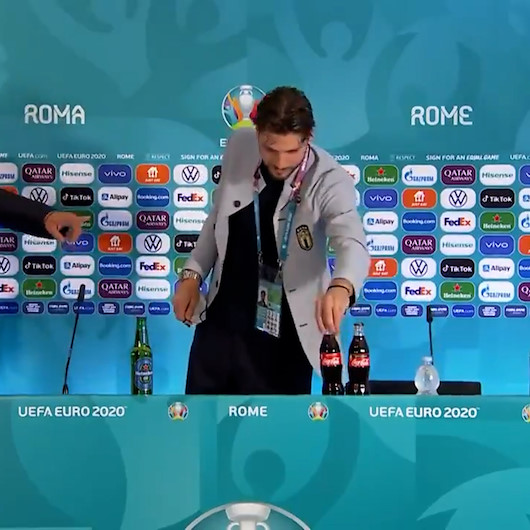 Ronaldonun başlattığı akım sürüyor: Locatelli de kola şişesinin yerine su koydu
