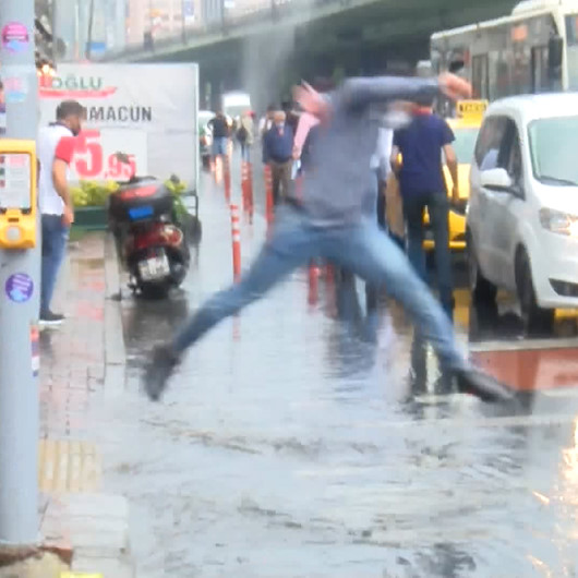 Yağmur sonrası Mecidiyeköyde caddeler göle döndü: Vatandaş zor anlar yaşadı