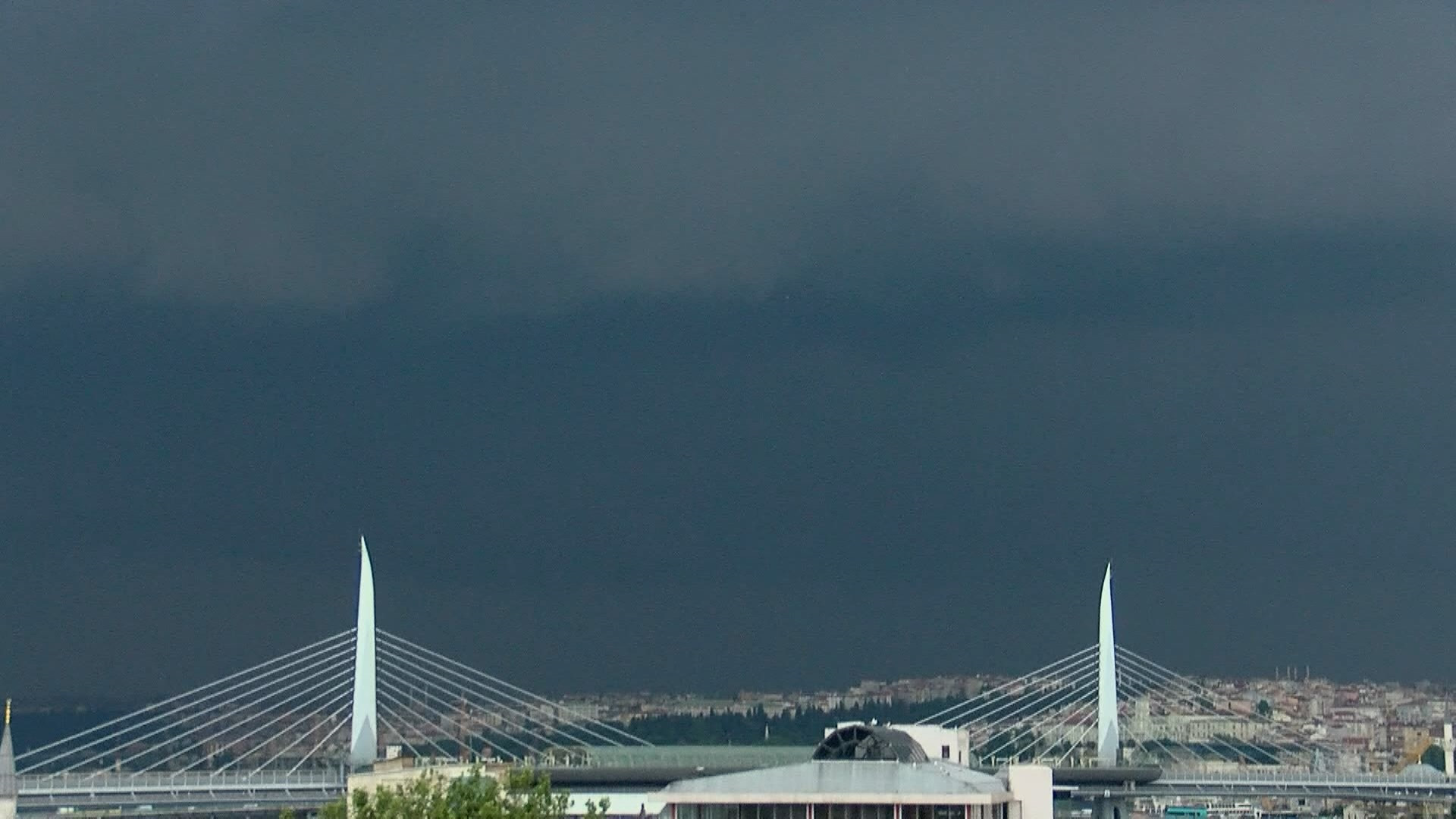 İstanbul'un üstünü siyah yağmur bulutları sardı.