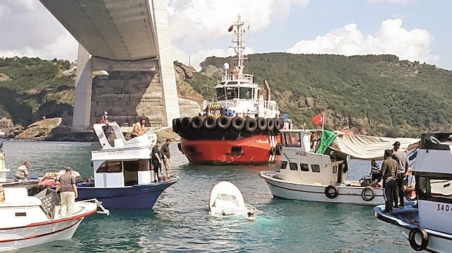 Bir geminin içinde 3 kişinin bulunduğu 7 metre boyundaki balıkçı teknesi çarpıştı.