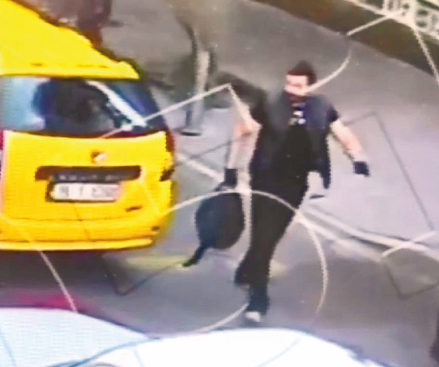 Gencer’in saldırıyı gerçekleştirmeden önceki görüntüleri ortaya çıktı. Görüntülerde Gencer’in ticari taksiden elinde büyük bir çantayla indiği, il binasına doğru yürüdüğü ve içeri girdiği anlar görüldü.