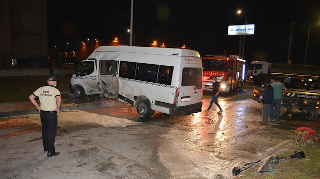 Tekirdağ'ın Çerkezköy ilçesinde işçi servisi ile otomobilin çarpışması sonucu 8 kişi yaralandı.