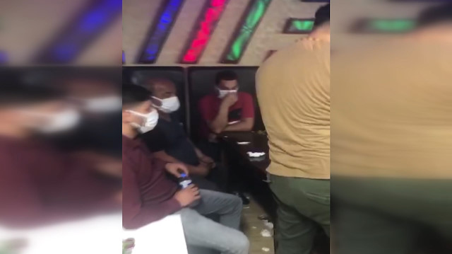 Adana'da koronavirüs tedbirleri hiçe sayıldı: Bara yapılan baskında 39 kişiye ceza kesildi