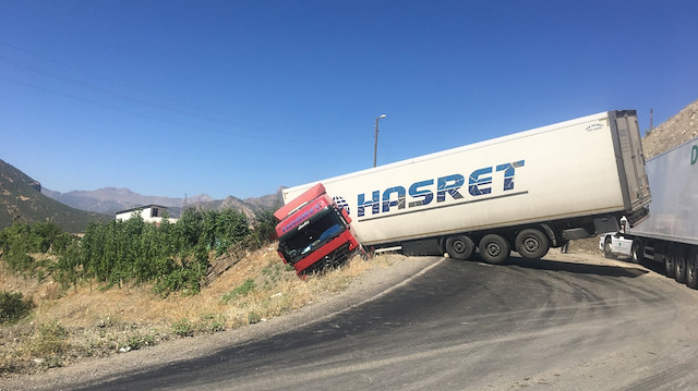 Direksiyon hakimiyetini kaybeden tır uçurumun ağzında askıda kaldı.