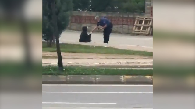 Polis memuru dinlenmek için kaldırımda oturan kağıt toplayıcı çocuğa yiyecek aldı