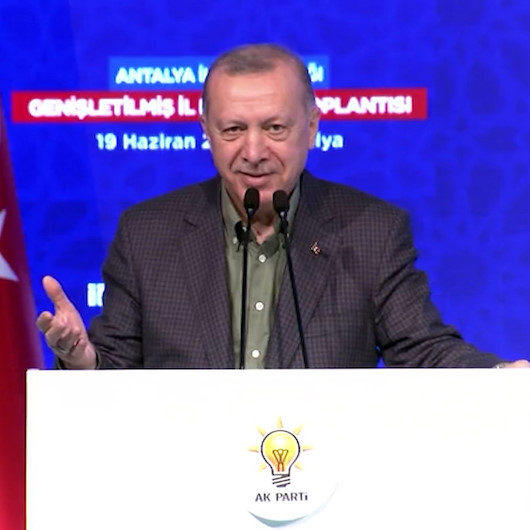Cumhurbaşkanı Erdoğan kongrede söylenen şarkıya eşlik etti