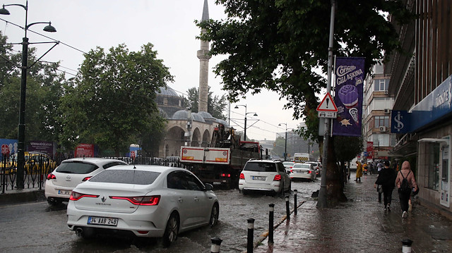 İstanbul'da yağmur sokakları nehre çevirdi.