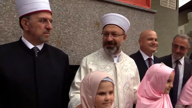 Kosova'da hafızlık kursu öğrencilerinden Diyanet İşleri Başkanı Erbaş'a karşılama töreni