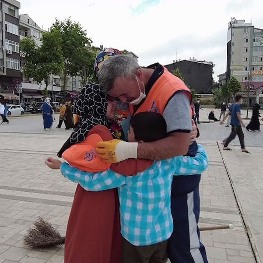 Temizlik görevlisi babaya çocuklarından ağlatan sürpriz