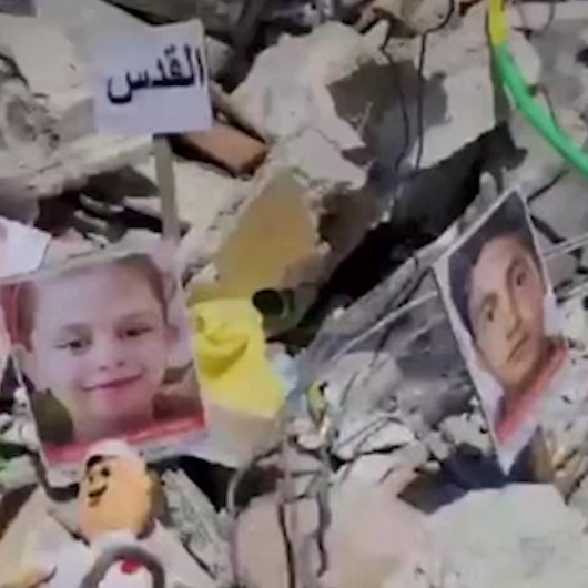 İşgalci İsrail saldırılarında ölen Filistinli çocukların fotoğrafları bir evin enkazında sergilendi