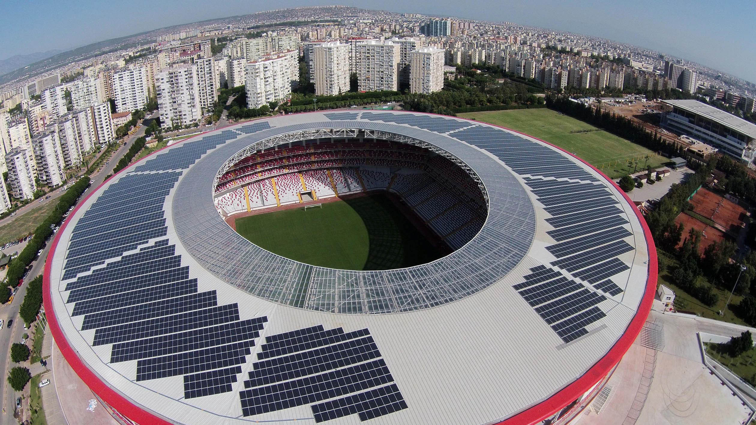 Stadyumun üzerinde güneş panelleri bulunuyor.