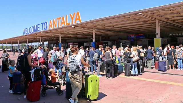Uçuşların yeniden başlamasıyla turizmciler 3 milyon civarında Rus turistin Türkiye'ye gelebileceği hesaplanıyor.