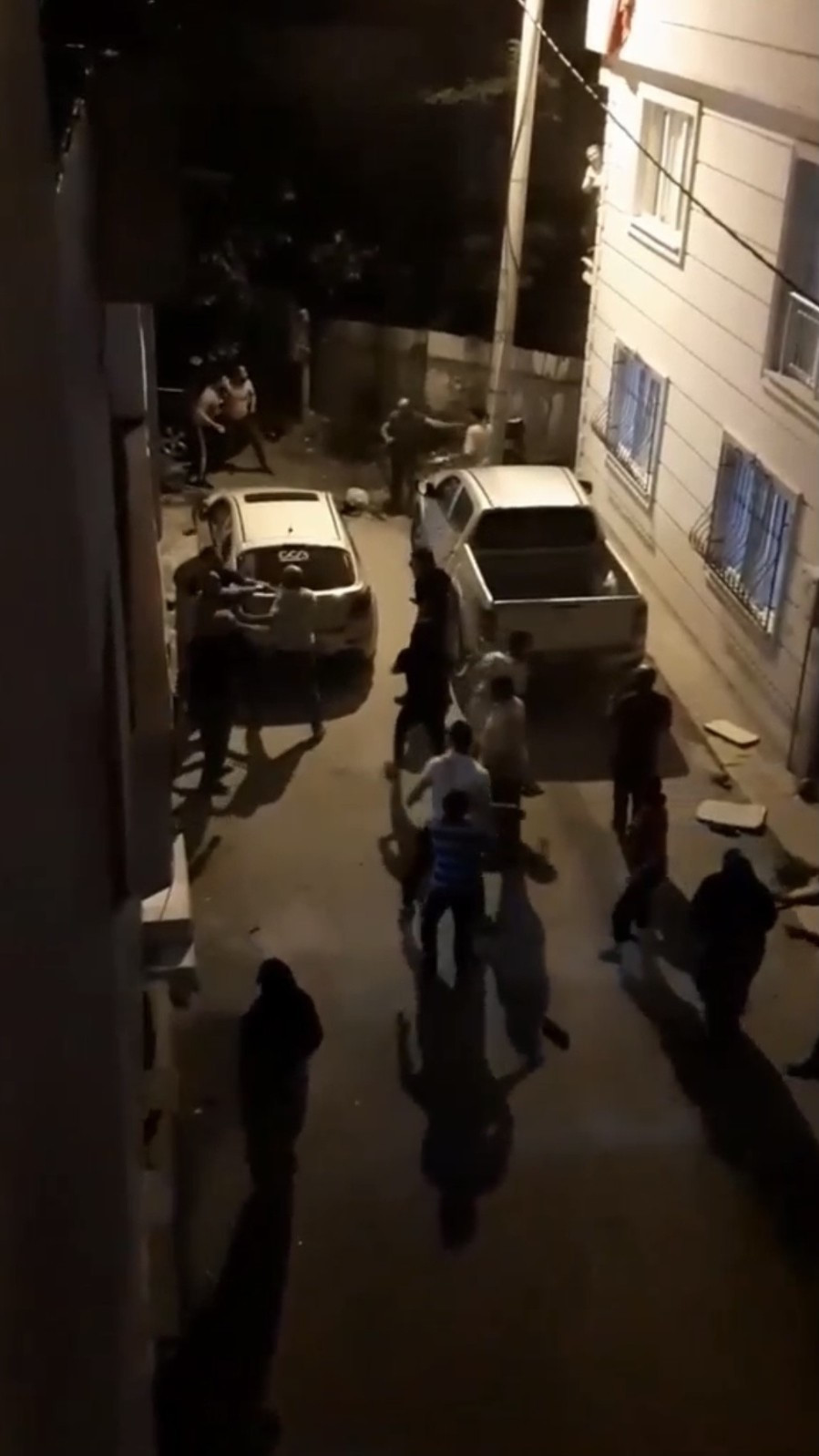 Bursa’da iki aile arasında çıkan taşlı ve sopalı kavga anbean kameralar tarafından kaydedildi.