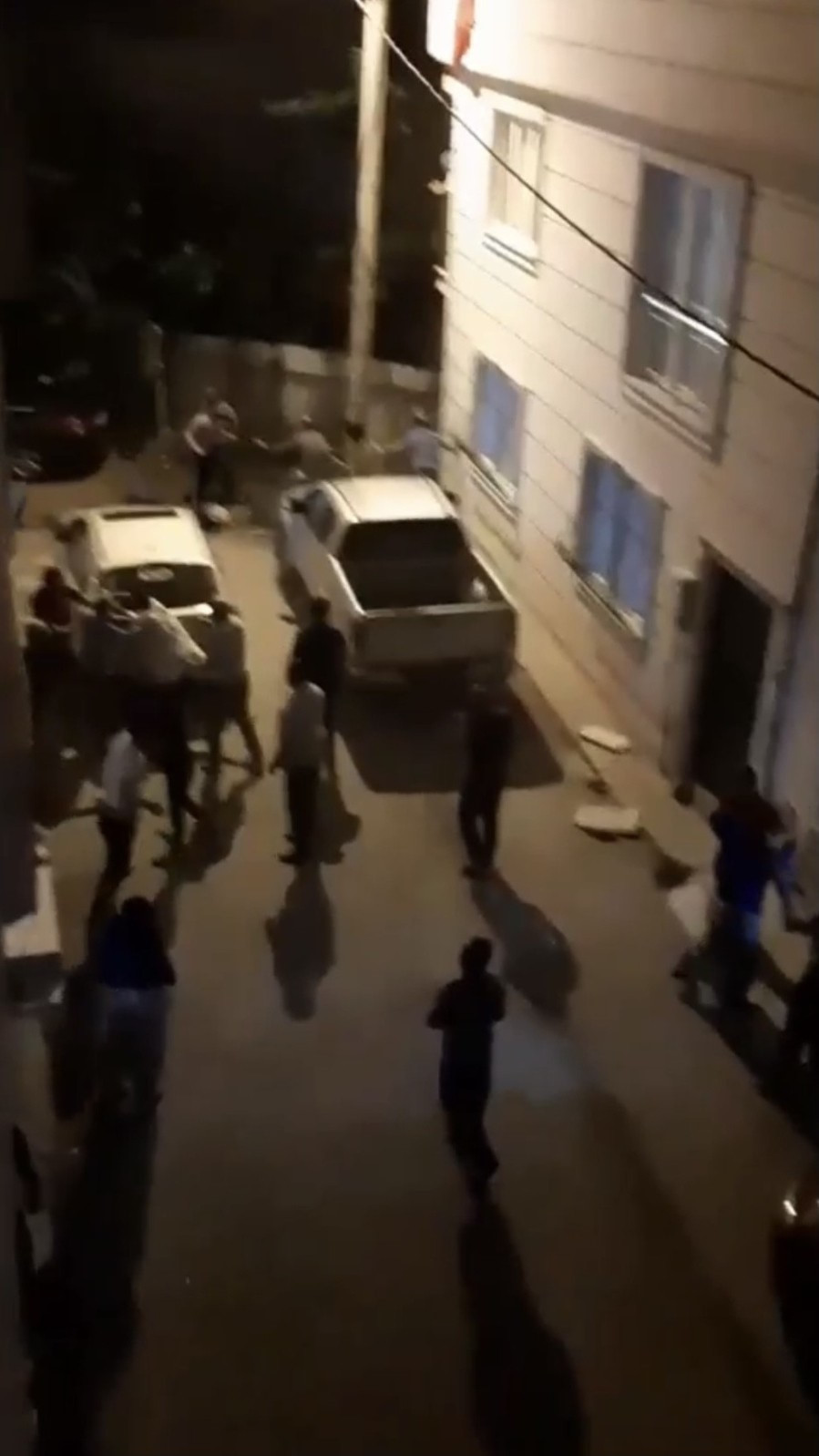 Bursa’da iki aile arasında çıkan taşlı ve sopalı kavga anbean kameralar tarafından kaydedildi.