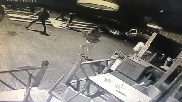 Beyoğlu'nda silahlı “yan baktın” kavgası kamerada