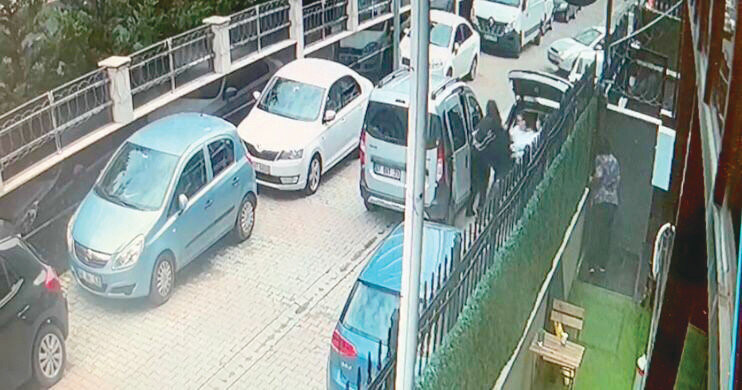 Gaspçılar, içinde para olan çantayı almak için Sibel Koçan’a saldırdı.
